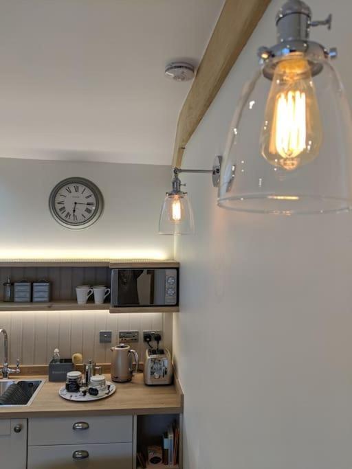 Barley - Cosy Stylish Apartment - Easy Access To Bath And Many Nearby Attractions 博克斯 外观 照片