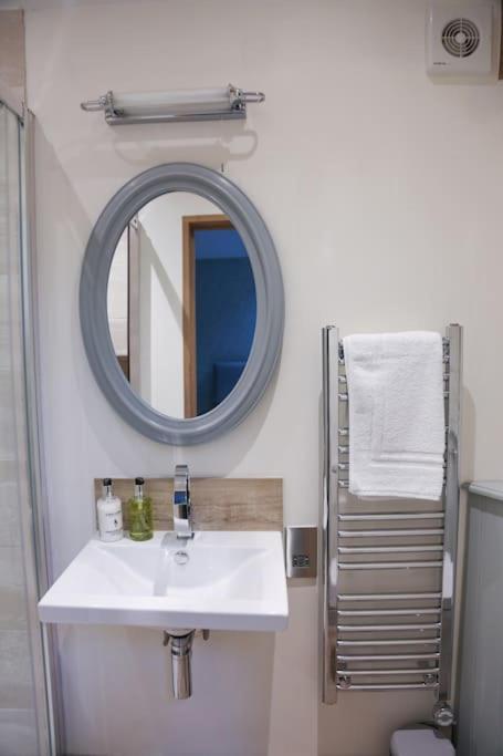 Barley - Cosy Stylish Apartment - Easy Access To Bath And Many Nearby Attractions 博克斯 外观 照片
